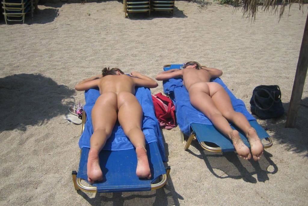 Подглядывание любительской мастурбации зрелой туристки на пляже