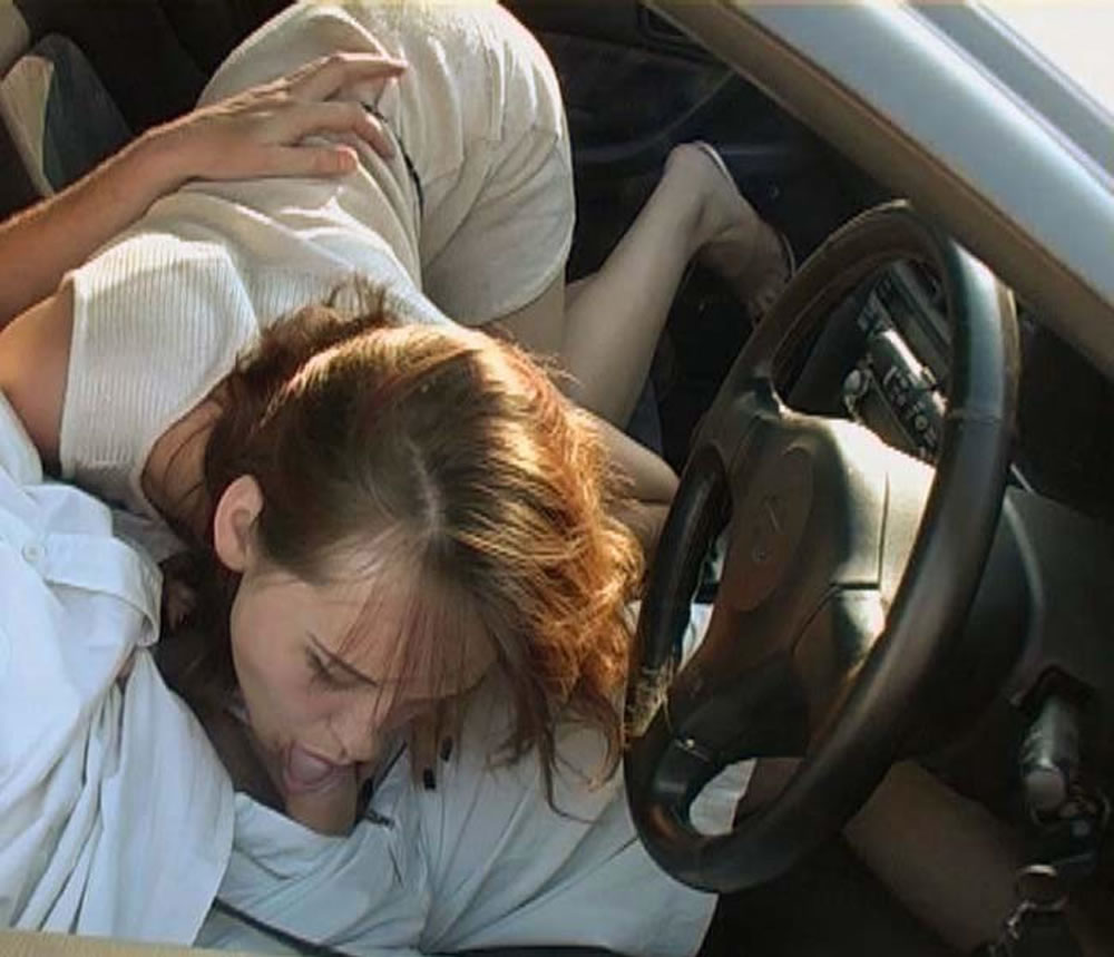 Бесстыжая девица с косичками делает минет в машине