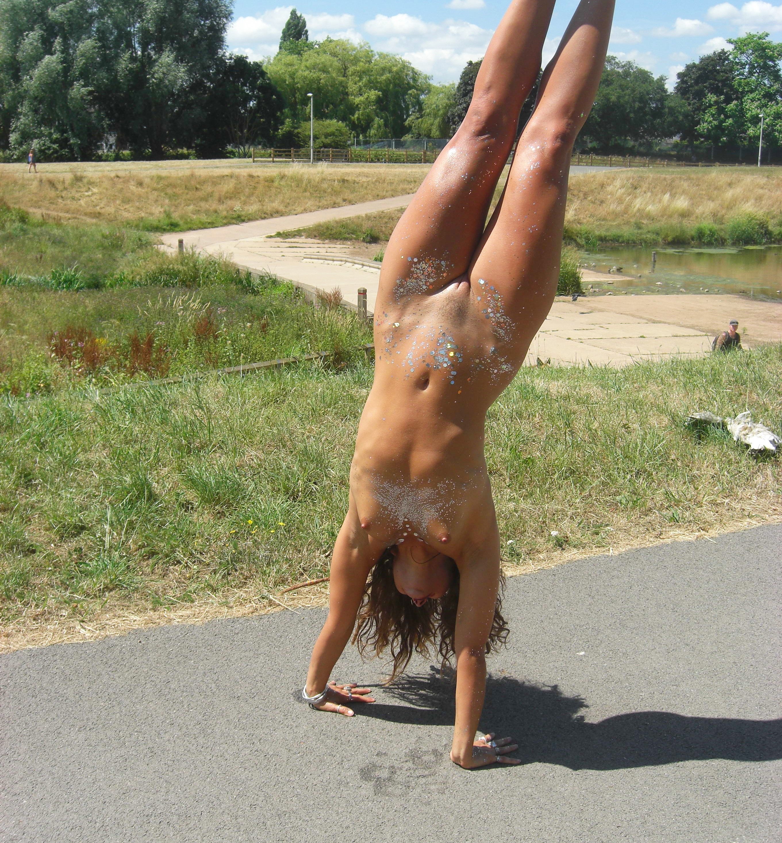 Girl accidently shows boobs doing handstand